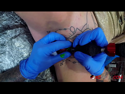 ❤️ Ekstremt tatovert hottie Sully Savage tok en tatovering på klitoris Hjemmelaget porno hos oss no.sayhentai.ru ﹏
